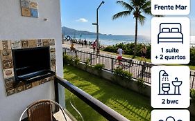 Frente Mar Apartamento 3Q em Itapema, Meia Praia, suite e 2BWC, Ar Condicionado, Smart TV, garagem e churrasqueira na sacada
